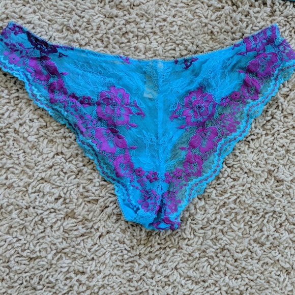 Victoria's Secret bra w/ matching panty - Picture 2 of 2